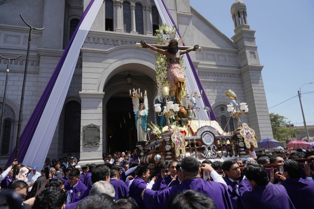 Señor de Luren iqueños expresan su profunda fe ante sagrada imagen