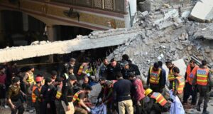 Atentado suicida en una mezquita en Pakistán deja 32 policías muertos y 147 heridos