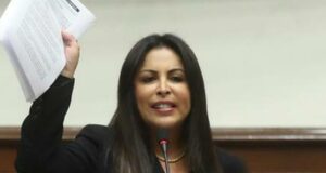 Patricia Chirinos presenta denuncia constitucional contra Sigrid Bazán