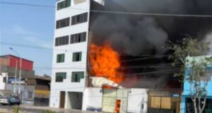 Incendio de grande proporciones se registra en taller mecánico de SMP