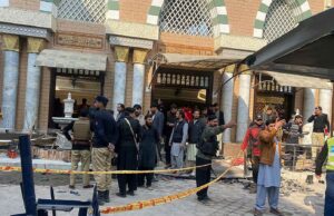 Pakistán Mueren alrededor de 59 personas en un atentado en la ciudad pakistaní de Peshawar contra una mezquita