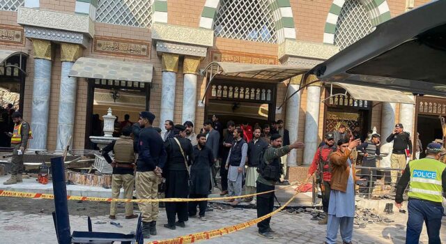 Pakistán Mueren alrededor de 59 personas en un atentado en la ciudad pakistaní de Peshawar contra una mezquita