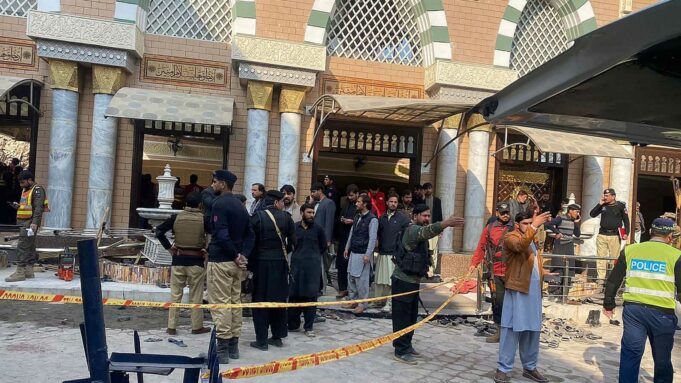 Pakistán Mueren alrededor de 59 personas en un atentado en la ciudad pakistaní de Peshawar contra una mezquita