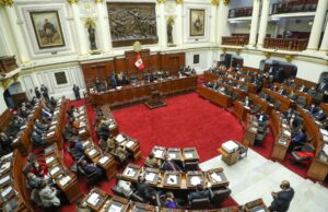 Congresistas defienden escandalosos costosos almuerzos