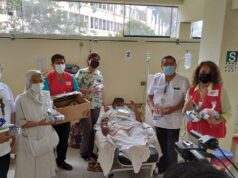 Importante donativo de kits de aseo a pacientes