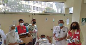 Importante donativo de kits de aseo a pacientes