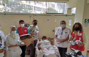 Importante donativo de kits de aseo a pacientes