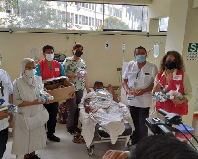 Importante donativo de kits de aseo a pacientes