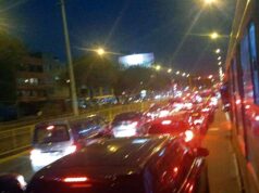 Intenso tráfico en la avenida Canadá