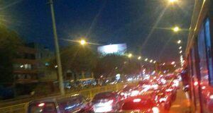 Intenso tráfico en la avenida Canadá