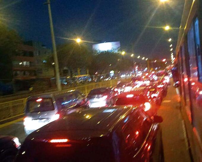 Intenso tráfico en la avenida Canadá