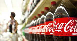 Coca-Cola ganó US$9.542 millones en 2022, 2% menos que el año previo