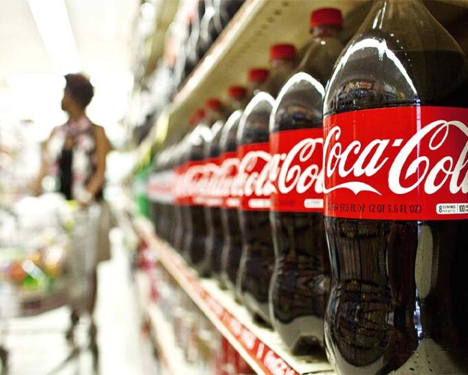 Coca-Cola ganó US$9.542 millones en 2022, 2% menos que el año previo