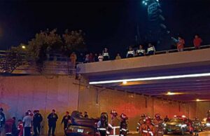 Vehículo cae a la Vía Expresa