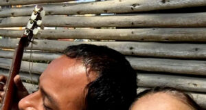 Homenaje musical a los que levantaron su voz Rolando Carrasco y Pilar Núñez.