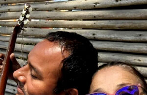 Homenaje musical a los que levantaron su voz Rolando Carrasco y Pilar Núñez.