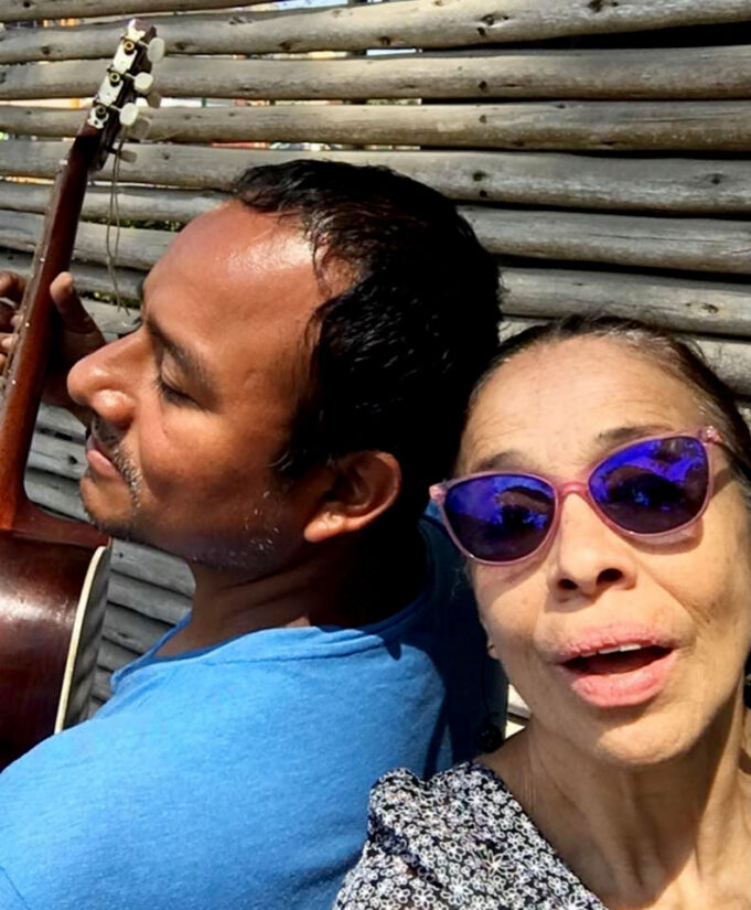 Homenaje musical a los que levantaron su voz Rolando Carrasco y Pilar Núñez.