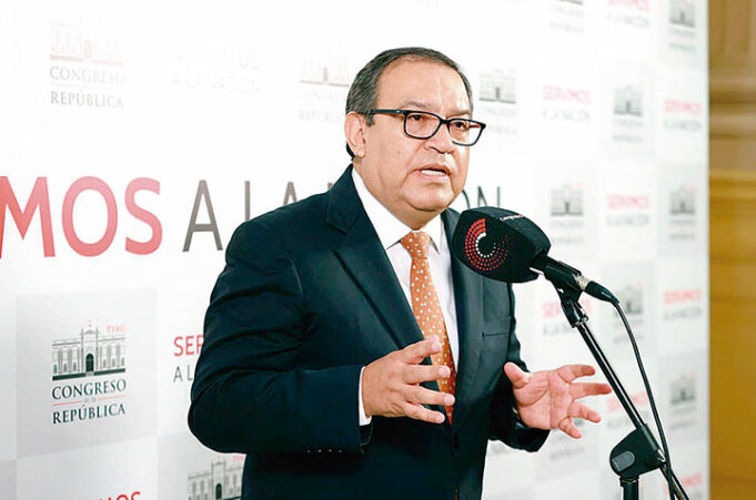 Le recuerdan a Otárola cuando prometía Asamblea Constituyente