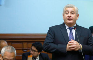 TAMBIÉN TILDÓ A LA WIPHALA DE “MANTEL DE CHIFA” Fujimorista Lizarzaburu plantea invisibilizar a los pueblos originarios