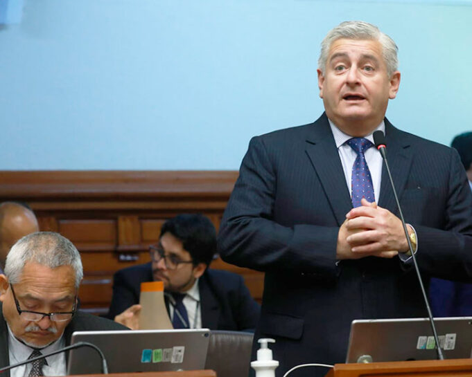 TAMBIÉN TILDÓ A LA WIPHALA DE “MANTEL DE CHIFA” Fujimorista Lizarzaburu plantea invisibilizar a los pueblos originarios