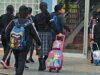 Mochilas no deben superar el 10 % del peso de estudiante