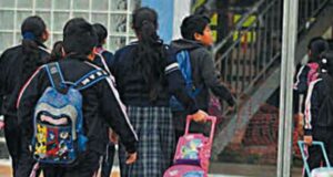Mochilas no deben superar el 10 % del peso de estudiante