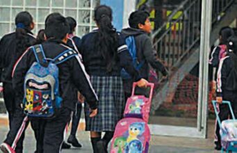 Mochilas no deben superar el 10 % del peso de estudiante