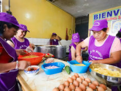 Mujeres emprendedoras de comedor popular trabajan comprometidas en favor de su comunidad
