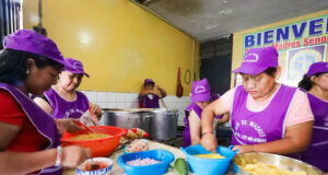Mujeres emprendedoras de comedor popular trabajan comprometidas en favor de su comunidad