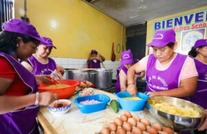 Mujeres emprendedoras de comedor popular trabajan comprometidas en favor de su comunidad