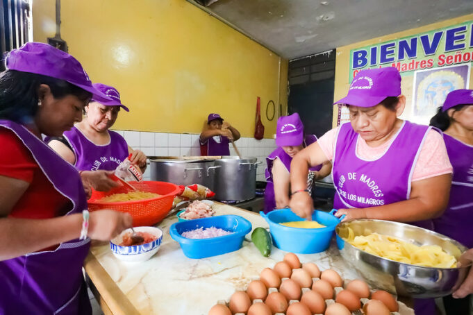 Mujeres emprendedoras de comedor popular trabajan comprometidas en favor de su comunidad