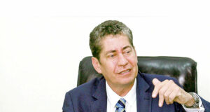 Exmagistrado del TC Espinosa-Saldaña es denunciado por violencia familiar Su esposa lo acusa de violencia familiar