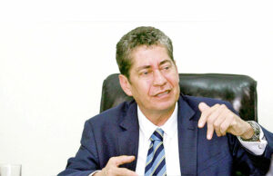 Exmagistrado del TC Espinosa-Saldaña es denunciado por violencia familiar Su esposa lo acusa de violencia familiar