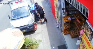 Asaltan a repartidor frente a clientes