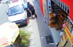 Asaltan a repartidor frente a clientes