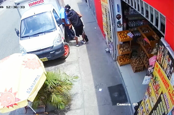 Asaltan a repartidor frente a clientes