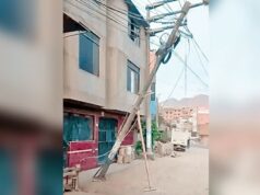 EN INDEPENDENCIA Poste queda a punto de caer luego de accidente