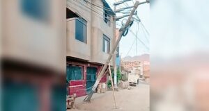 EN INDEPENDENCIA Poste queda a punto de caer luego de accidente