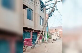 EN INDEPENDENCIA Poste queda a punto de caer luego de accidente