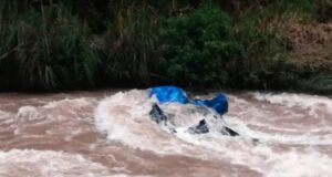 Vehículo con toda una familia se despista y cae al río Rímac en la carretera Central