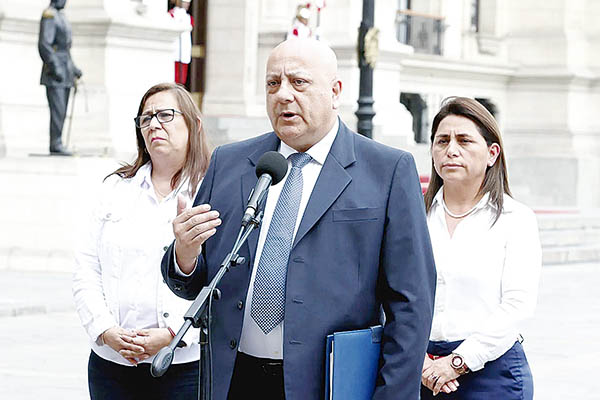CGTP exige renuncias del ministro de Trabajo y del presidente de EsSalud