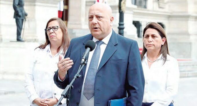 CGTP exige renuncias del ministro de Trabajo y del presidente de EsSalud