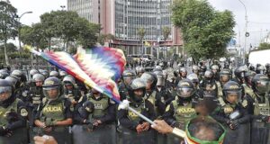 Ejecutivo y Congreso pretenden quedarse mediante la fuerza Blink 182: cancelarían concierto en Lima por estado de salud de uno de sus integrantes -justo hace poco Travis superó viajar en aviones luego de un accidente que lo dejó muy asustado y casi muere -por el motivo9 del accidente se separaron y dejaron de hacer giras -se lesionó la mano - en mexico hace dos semanas cancelaron -Una de las kardashian ayudo al baterista.