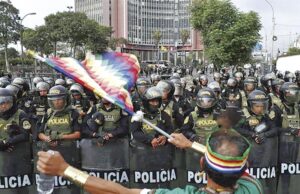 Ejecutivo y Congreso pretenden quedarse mediante la fuerza Blink 182: cancelarían concierto en Lima por estado de salud de uno de sus integrantes -justo hace poco Travis superó viajar en aviones luego de un accidente que lo dejó muy asustado y casi muere -por el motivo9 del accidente se separaron y dejaron de hacer giras -se lesionó la mano - en mexico hace dos semanas cancelaron -Una de las kardashian ayudo al baterista.