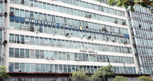 Fiscalía acusa de “organización criminal” a 2 personas que no se conocen entre sí