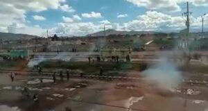 Puno: reportan 3 heridos tras enfrentamientos entre policías y pobladores en Aeropuerto Inca Manco Cápac Puno: reportan 3 heridos por enfrentamientos entre policías y pobladores en Aeropuerto Inca Manco Cápac