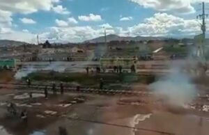 Puno: reportan 3 heridos tras enfrentamientos entre policías y pobladores en Aeropuerto Inca Manco Cápac Puno: reportan 3 heridos por enfrentamientos entre policías y pobladores en Aeropuerto Inca Manco Cápac