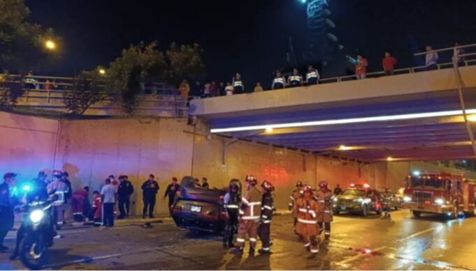 Vehículo que huía de patrullero cae a Vía Expresa en San Isidro