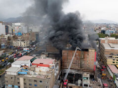 La Victoria: bomberos liquidan incendio en almacén textil clandestino