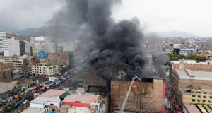 La Victoria: bomberos liquidan incendio en almacén textil clandestino